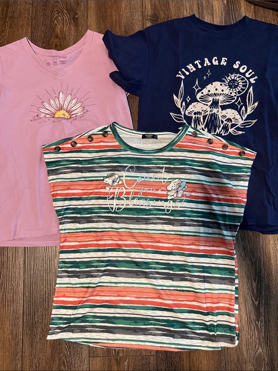 Ava James Tops - Women’s T shirt lot size Medium